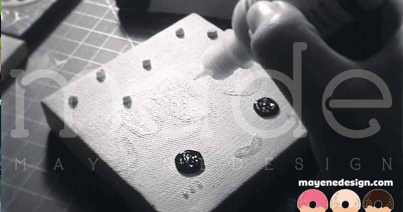 squaretinycanvasdonutfacebw